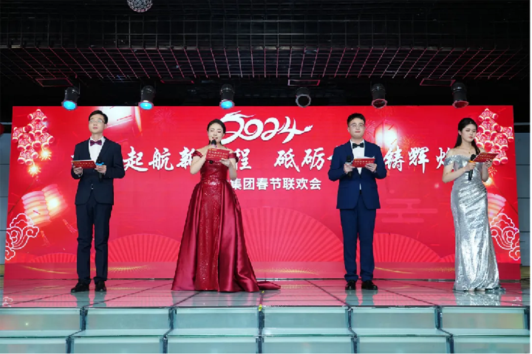 大合唱服装统一，精气神十足，歌声嘹亮气势磅礴；1.png