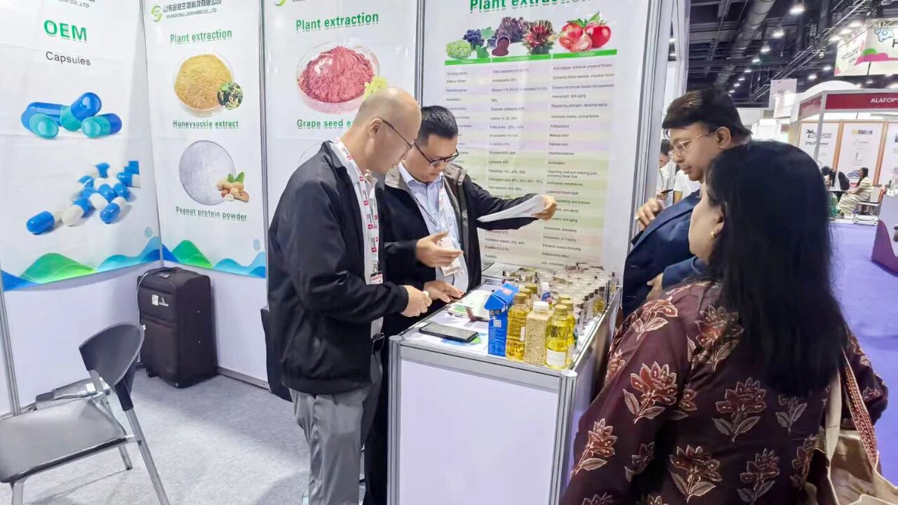 其一，天然植物提取物原料家族备受青睐.jpg